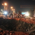 　１日、イランのミサイルが着弾したエルサレムの道路を調べるイスラエル治安部隊（ＡＰ＝共同）