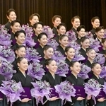 　卒業式後、記念写真に納まる宝塚音楽学校の第１１２期生＝２日午前、兵庫県宝塚市