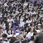 　グラウンドにＷＢＣ日本代表の大谷翔平が姿を見せ、スマホを構える観客ら＝２月２７日、バンテリンドームナゴヤ