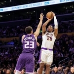 　キングズ戦でシュートを放つレーカーズの八村＝ロサンゼルス（ゲッティ＝共同）