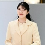 　第５７回現代女流書展の会場に到着された愛子さま＝２日午前、東京都中央区の日本橋高島屋（代表撮影）