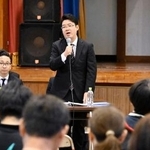 　ミサイル部隊配備について住民に説明する防衛省沖縄防衛局の下幸蔵企画部長＝２日午後、沖縄県与那国町