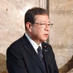 　取材に応じる日本維新の会の中司幹事長＝２日午後、国会