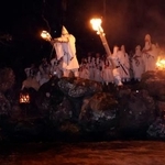 　福井県小浜市で行われた「お水送り」で、遠敷川に「お香水」を注ぐ住職＝２日夜