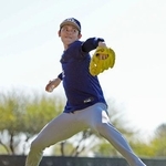 　キャッチボールするドジャース・佐々木＝グレンデール（共同）