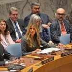 　国連安全保障理事会で議長として発言するトランプ米大統領の妻メラニアさん（手前中央）＝２日、米ニューヨークの国連本部（共同）