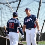 　練習中にシュワバー（左）と談笑するＷＢＣ米国代表主将のヤンキースのジャッジ＝フェニックス（ゲッティ＝共同）