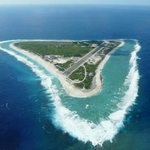 　東京都小笠原村の南鳥島（気象庁提供）