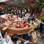 　淡嶋神社の「ひな流し」で、小舟に乗せられ、参拝客らに担がれるひな人形＝３日午後、和歌山市