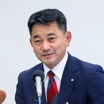 　記者会見する佐賀県有田町の松尾佳昭町長＝３日午後、有田町役場