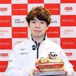 　所属先の社員交流会で贈られたケーキを手に、撮影に応じるフィギュアスケート男子の佐藤駿＝３日、東京都内