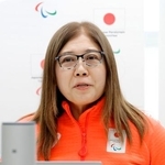 　ミラノ・コルティナ冬季パラリンピックの競技開始を前に、記者会見する日本選手団の大日方邦子団長＝３日、イタリア・コルティナダンペッツォ（共同）