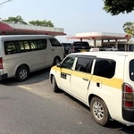 　３日、ミャンマー最大都市ヤンゴンのガソリンスタンドで列をつくる車（共同）