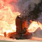 　再現実験で発火した電動自転車の非純正バッテリー（ＮＩＴＥ提供）