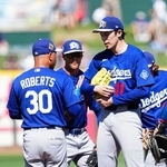 　ガーディアンズ戦の１回途中、ロバーツ監督（３０）に降板を告げられるドジャース・佐々木（１１）＝グッドイヤー（共同）