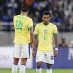 　ブラジル代表ＦＷロドリゴ（右）＝２０２５年１０月、味の素スタジアム