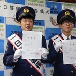 　大阪・南署の一日署長に就任したお笑いコンビ「たくろう」＝４日午前、大阪市中央区