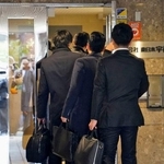 　東日本宇佐美へ家宅捜索に入る東京地検特捜部の係官ら＝４日午前９時５５分ごろ、東京都文京区