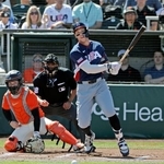 　ジャイアンツ戦の１回、先制の２点打を放つ米国のジャッジ＝スコッツデール（共同）