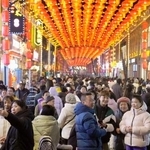 　春節に伴う大型連休中、大勢の人でにぎわう中国黒竜江省ハルビン市の観光地＝２月（共同）