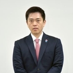 　大阪府庁で記者団の取材に応じる日本維新の会の吉村代表＝４日