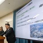 　自動車関連の地元中小企業への支援案を説明する福岡県の服部誠太郎知事（右）＝２月、福岡県庁