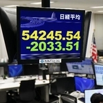　前日比２０３３円５１銭安で節目の５万５０００円を割り込んだ日経平均株価の終値を示すモニター＝４日午後、東京都港区の外為どっとコム
