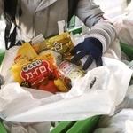 　ＮＰＯ法人「自立生活サポートセンター・もやい」が配布する食料品など＝２月、東京都新宿区