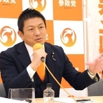 　記者会見する参政党の神谷代表＝４日午後、国会