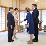 　カナダのガニエ上院議長（右手前）と会見される天皇、皇后両陛下＝４日午後、皇居・御所（代表撮影）