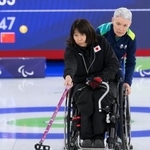 　日本-中国　第１エンド、ショットを放つ小川亜希＝コルティナダンペッツォ（共同）