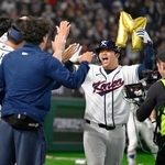 　チェコ戦の１回、満塁本塁打を放ち迎えられる韓国の文保景（右）＝東京ドーム