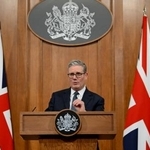 　記者会見するスターマー英首相＝５日、ロンドン（ロイター＝共同）