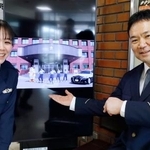 　公開された動画を示す笹川弘信巡査部長（右）と江口みづき巡査＝２月、北海道旭川市