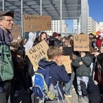 　５日、ベルリン中心部で、ドイツの兵役法に反対するデモに参加した若者ら（共同）