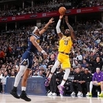 　通算最多記録を更新したＬ・ジェームズ（右）＝５日（ＮＢＡＥ・ゲッティ＝共同）