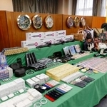 　税関で輸入を差し止められた偽ブランド品などの知的財産侵害物品＝６日午後、財務省