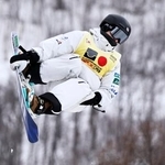 　男子ハーフパイプ予選　技を決める戸塚優斗＝札幌市ばんけい