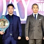 　対戦発表の記者会見で写真に納まるＷＢＣバンタム級王者の井上拓真（左）と井岡一翔＝６日、東京都内