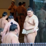 　稽古で若い衆に助言する大の里＝大阪府東大阪市の二所ノ関部屋宿舎