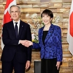 　会談を前に握手するカナダのカーニー首相（左）と高市首相＝６日午後、首相官邸