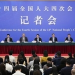 　記者会見する中国政府の経済閣僚ら＝６日、北京（共同）