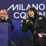 　イタリアに勝利し、笑顔を見せる小川亜希（右）、中島洋治組＝コルティナダンペッツォ（共同）