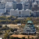 　大阪城（手前）と大阪府庁（奥中央）＝２０２６年１月、大阪市中央区