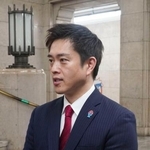 　大阪府庁で取材に応じる日本維新の会の吉村代表＝６日夜