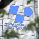 　豊田自動織機の高浜工場に掲げられたロゴマーク＝昨年６月、愛知県高浜市