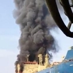 　オマーンのムサンダム半島沖で攻撃を受け、煙を上げるタンカー（ロイターが１日に入手した動画から、共同）