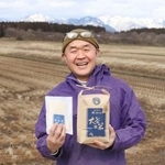 　秋田県能代市の栗山地区で栽培したコメ「大谷米」を手に笑顔を見せる大谷直人さん＝５日