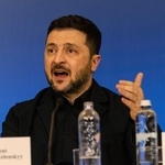 　北欧、バルト諸国との首脳会議を主催するウクライナのゼレンスキー大統領＝２月２４日、キーウ（ゲッティ＝共同）