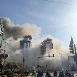 　６日、レバノンの首都ベイルート南部で、イスラエル軍の攻撃後に上がる煙（ロイター＝共同）